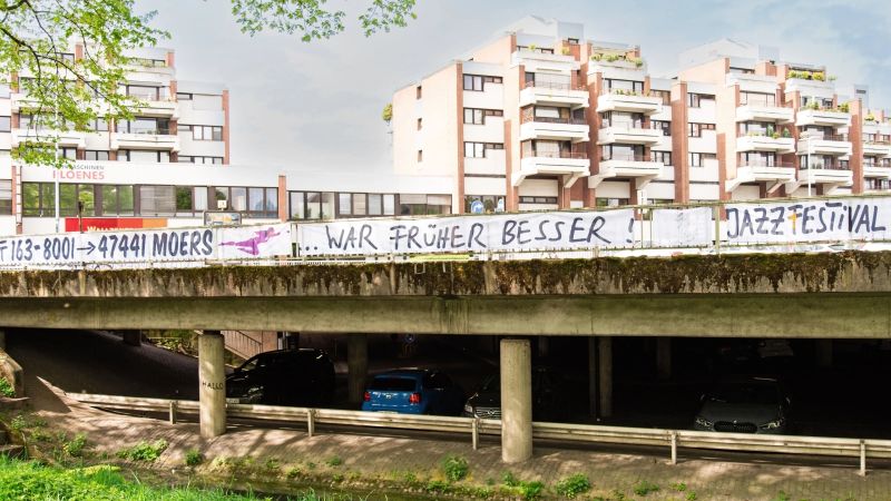 Moers. Vorher. Das Werbebanner der Moers Kultur GmbH für das Moers Festival