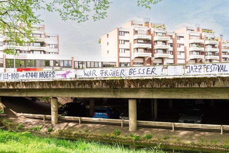 Das 265 Meter lange Banner war am Parkdeck „Wallzentrum“ montiert. Foto: Moers Kultur GmbH