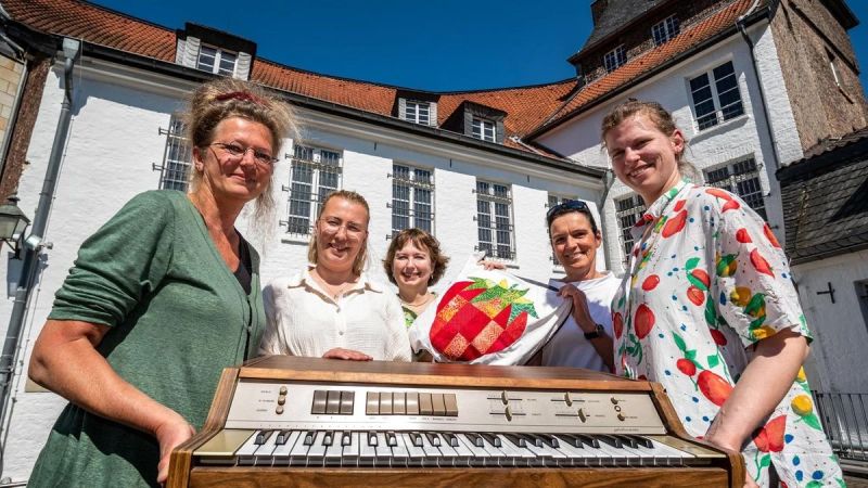 Diana Finkele, Museumsleiterin, Fania Burger, Grafschafter Museum, Babett Götz, Marlies Stark, und Jeanne-Marie Varain, Moers Festival, präsentieren das Programm für den Internationalen Museu