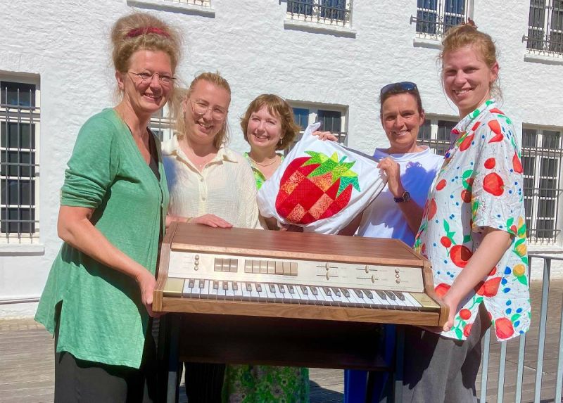 Mit einer Orgel von Hanns Dieter Hüsch: (von links) Diana Finkele und Fania Burger (Grafschafter Museum), Babett Götz und Marlies Stark (Inner Wheel Club) und Jeanne-Marie Varain (Moers Festi