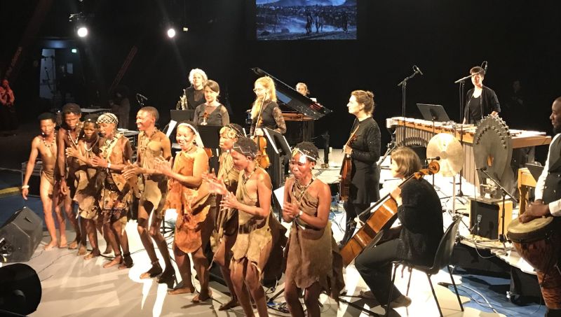 Hoansi-San, Eslon Hindundu, Niederrheinische Symphoniker. Foto: © Rainer Nonnenmann