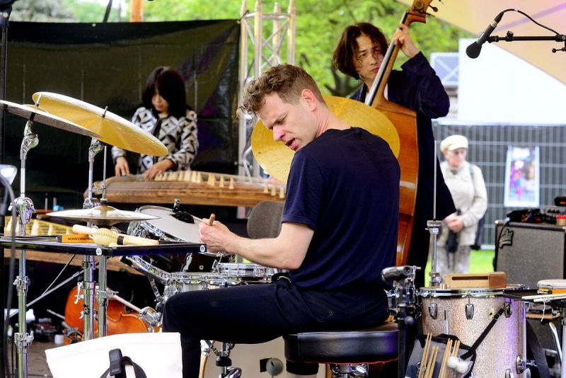 Christian Lillinger mit Michiyo Yagi und Takashi Sugawa