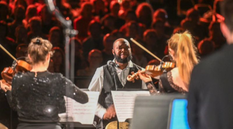 Bariton und Opernkomponist Eslon Hindundu eröffnete das Moers Festival mit „Oumwe“ , das Einheit bedeutet. Foto: Norbert Prümen